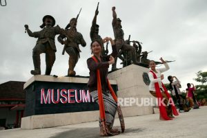 Tari Gambyong dan Tari Remo Massal