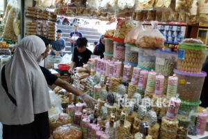 Toko Kue Kering dan Makanan Khas Bandung Diserbu Pembeli