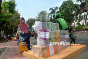 Tukar Uang Baru di Pinggir Jalan Jadi Haram Kalau Nominalnya tak Sama