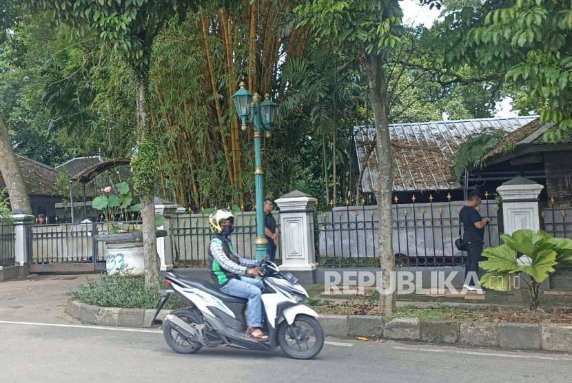 Warga Ramaikan Istana Batu Tulis, Menunggu Jokowi, sampai Menanti THR