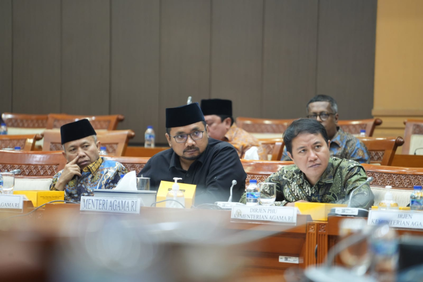 (Dari kiri ke kanan) Sekjen Kemenag Nizar Ali, Menteri Agama Yaqut Cholil Qoumas, dan Dirjen Penyelenggaraan Haji dan Umrah Hilman Latief saat menggelar Rapat Kerja (Raker) dengan Komisi VIII DPR RI di Senayan, Jakarta, Rabu (17/5/2023). 100 Persen Jamaah Reguler Sudah Lunasi Biaya Haji 2023. Foto: Kemenag