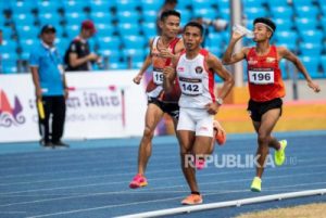 (VIDEO) SEA Games 2023: Respek! Momen Pelari Singapura Berbagi Air pada Atlet Lari Indonesia