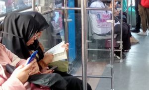 Pojok Lincak. Senang Lihat Orang Baca Buku di Angkutan Publik