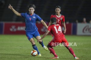 Aksi tak Terpuji Bek Thailand Jonathan Khemde, Lempar Medali Perak ke Tribun