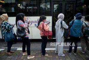Aman dan Nyaman, Inilah Pengguna Bus yang Tertib Mengantre.