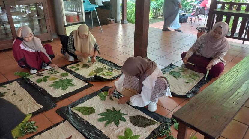 Anak & Ibu Berkebutuhan Khusus Dilatih Ecoprinting