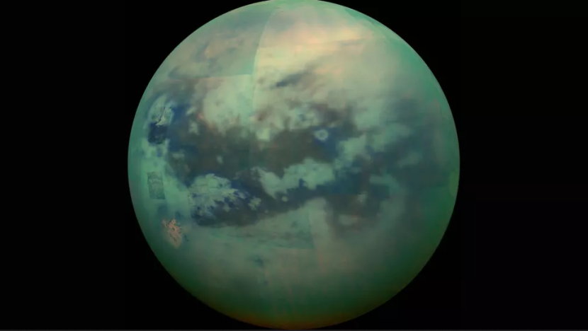 Gambar komposit ini menunjukkan pandangan inframerah pada bulan Saturnus, Titan. Gambar diambil dari pesawat ruang angkasa Cassini NASA selama misi terbang lintasnya pada 13 November 2015. Gambar: NASA/JPL-Caltech/University of Arizona