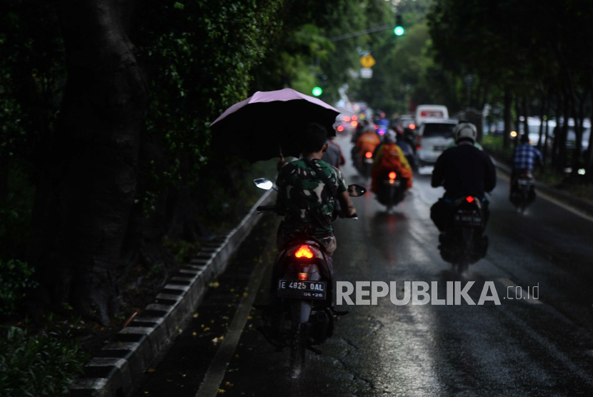 BMKG: Sebagian Wilayah DKI Jakarta Diguyur Hujan Disertai Kilat pada Kamis