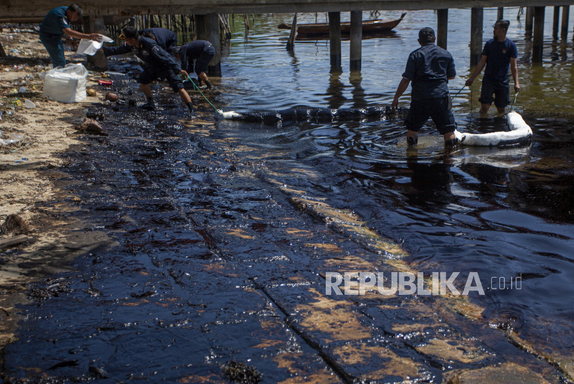 Bau Menyengat Minyak Hitam dan Sisa Harapan di Balik Pencemaran Pantai Batam