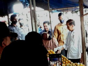 Berkah Jalan Rusak di Lampung, Penjual Tahu Peroleh Rp 1,4 Juta dari Jokowi