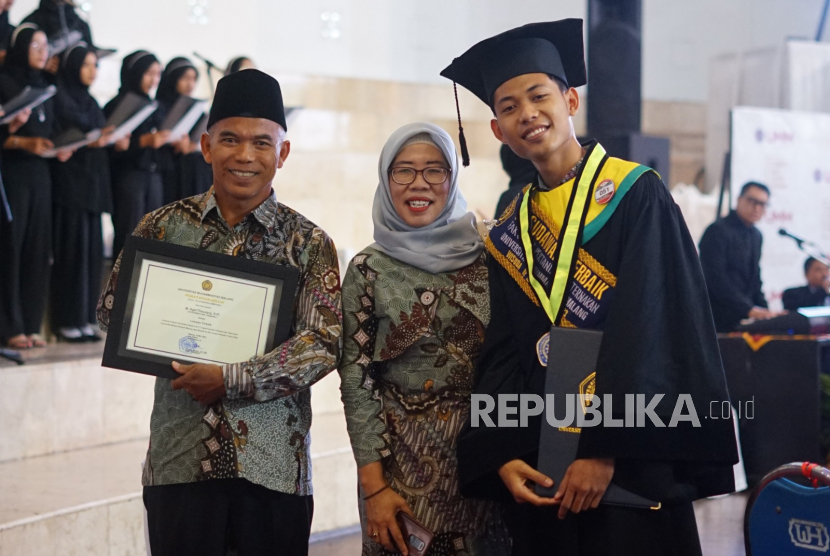 Cerita Wisudawan UMM Pernah Jadi Ojol hingga Buka Bisnis Udang