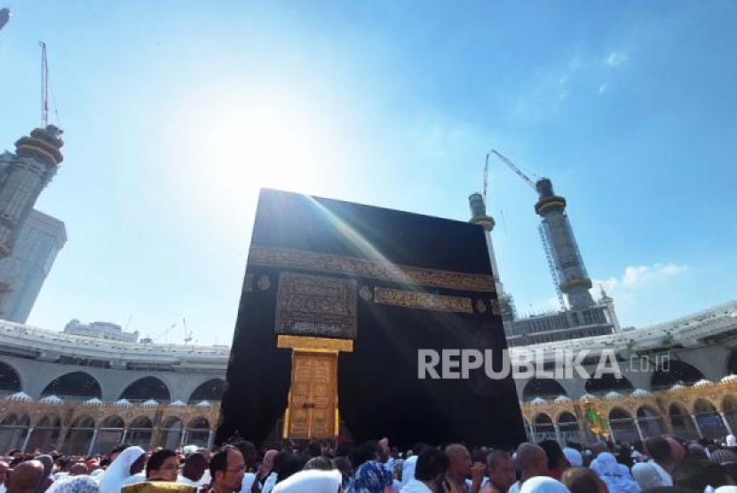 Umat muslim melakukan tawaf di Masjidil Haram, Makkah, (22/2/2023). Dapat Tambahan 8.000 Kuota Haji, Kemenag Tunggu Surat Resmi Arab Saudi. Foto: Republika/Tahta Aidilla