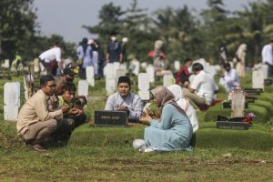 Doa Anak Kandung untuk Orang Tuanya Wafat Sampai, Bagaimana Jika Orang Lain yang Doakan?