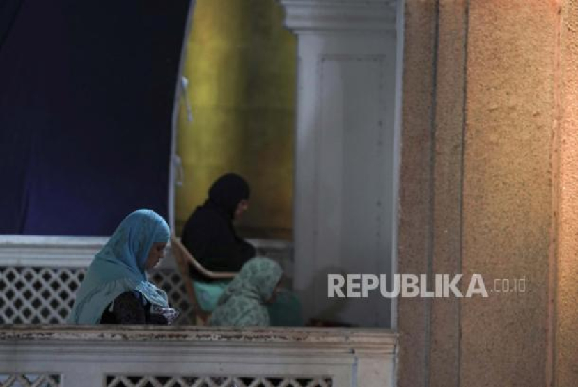 Ilustrasi - Umat Muslim melaksanakan sholat di hari pertama puasa suci Ramadhan di Masjid Mekkah di Hyderabad, India, Jumat (24/3/2023). Doa dan Niat Sholat Hajat Lengkap, Agar Keinginan Dikabulkan Allah SWT. Foto: AP Photo /Mahesh Kumar A.