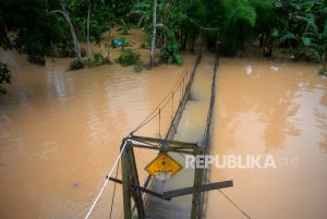 Dua Jembatan Penghubung Kecamatan di Ciranjang Cianjur Putus Dihantam Banjir