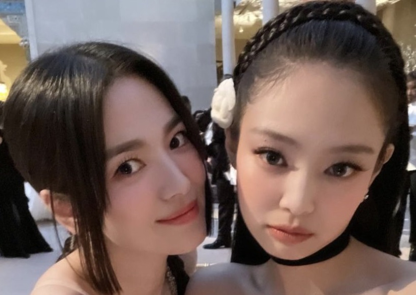 Jenni dan Song Hye-kyo di Met gala. Dok: Twitter