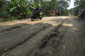 Ganjar Minta Masyarakat Laporkan Jalan Rusak