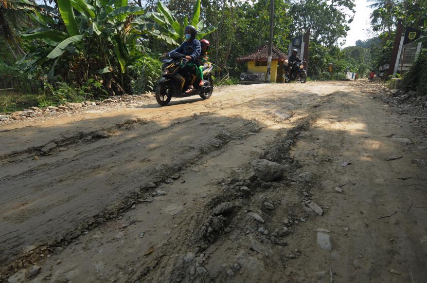 Ganjar Minta Masyarakat Laporkan Jalan Rusak