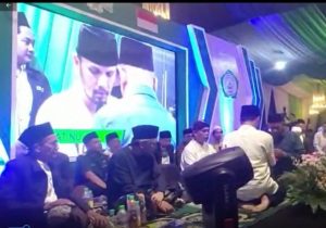 Gojlokan Kiai Anzwar Zahid untuk Ustadz Hanan Attaki dan 5 Baiat di Hadapan Kiai Marzuki  