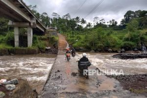 Hendak Lewat Cekdam Cidugaleun, Warga Diingatkan Kondisi Air Sungai