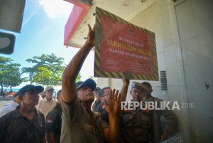 Hotel Ditempeli Stiker Tanda Belum Melunasi Pajak Daerah