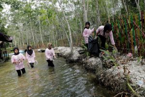 Jaga Keindahan Kawasan Wisata, Kelompok Srikandi Ganjar Jambi Kerja Bakti Punguti Sampah