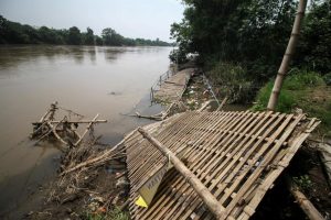 Jembatan di Ciranjang Cianjur Rusak, Lalu Lintas Warga Terkendala