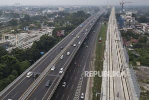 Kaca Minibus Dihatam Kayu di Tol, Jasa Marga Disebu tak Tanggung Jawab