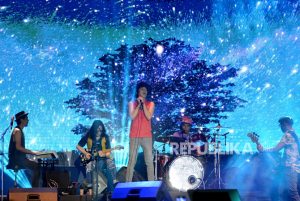 Kaka Slank Main Drum Menghibur Konser tur Slank di Bali