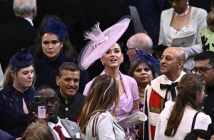 Katy Perry Kebingungan Cari Tempat Duduknya di Acara Pemahkotaan Raja Charles III