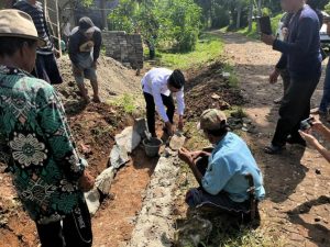 Kelompok GMC dan Masyarakat Gotong Royong Bangun Paving Blok di Lebak Banten