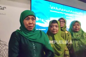 Khofifah Lepas Kloter Pertama Jamaah Haji Embarkasi Surabaya