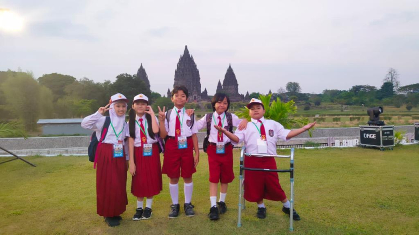 Rayyan (dua dari kanan) bersama para talenta cilik lainnya menjelang manggung pada operet Merdeka Belajar di Komplek Candi Prambanan, Yogyakarta. (foto: istimewa)