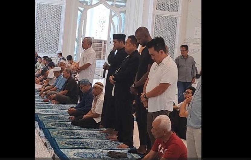 Legenda Barcelona Eric Abidal Shalat Dzuhur di Masjid At-Thohir, Senang Disambut Hangat