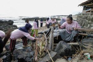 Lestarikan Keindahan Alam, Masyarakat Banten Bersama Kelompok Srikandi Bersih-Bersih Panta