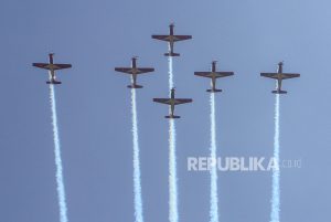 Melihat Atraksi Udara Jupiter Aerobatic Team di Roesmin Nurjadin Open Base