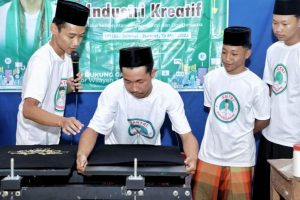 Para Santri Pondok Pesantren Ma’rifatul Ulum Ngawi Didorong Kenali Industri Kreatif