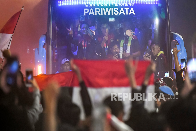 Bus Arak-arakan Timnas U-22 Tersendat di Kawasan Senayan