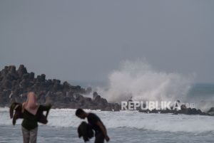 Peringatan Gelombang Tinggi di Selatan Jawa