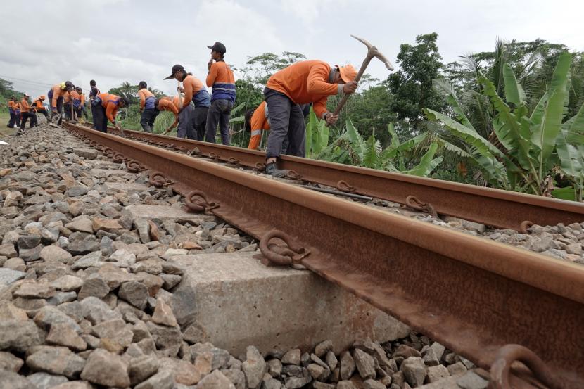 Perjalanan Kereta Api di Purwakarta Terganggu Akibat Longsor