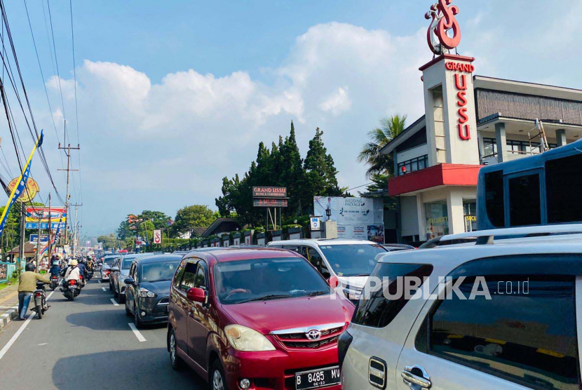 Polisi Selidiki Tukang Parkir Liar Viral di Puncak Patok Parkir Rp 40 Ribu