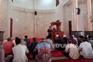 Pria Diduga ODGJ Ngamuk dan Rusak Masjid di Sukabumi