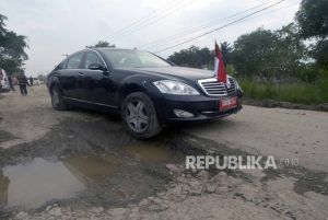 Rangkuman Tingkah Jenaka Gubernur Lampung Saat Temani Jokowi Cek Jalan Rusak