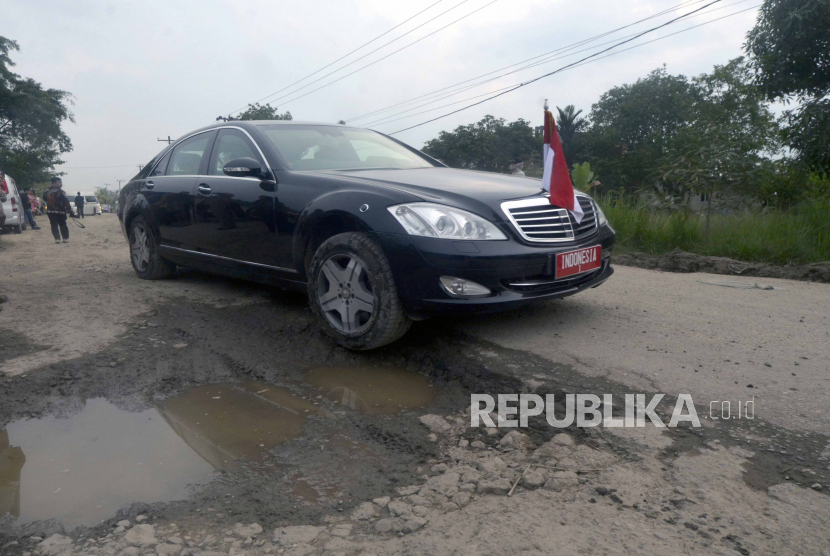 Rangkuman Tingkah Jenaka Gubernur Lampung Saat Temani Jokowi Cek Jalan Rusak