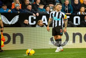 Rayakan Newcastle Raih Tiket Liga Champions, Trippier Bersama Wanita Pirang di Bar