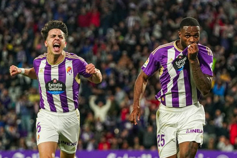 Cyle Larin (kanan) usai cetak gol di laga Real Valladolid vs Barcelona.