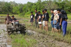 Relawan GMC Rangkul Kelompok Tani di Musi Rawas Salurkan Bibit Padi dan Pupuk