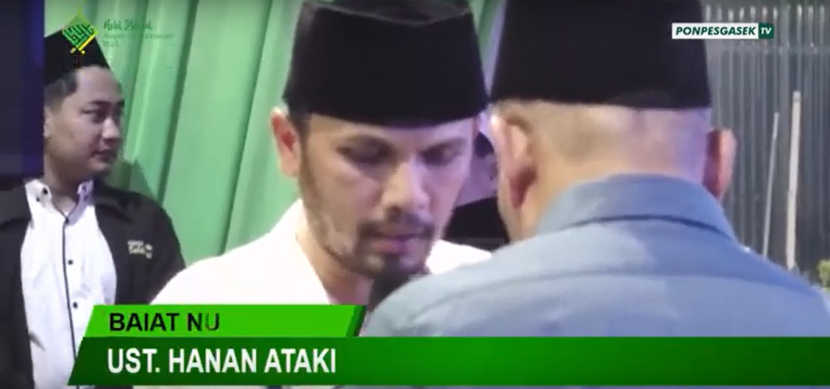 Baiat Ustadz Hanan Attaki sebagai kader Nahdlatul Ulama yang dibimbing Ketua Pengurus Wilayah Nahdlatul Ulama (PWNU) Jawa Timur KH Marzuqi Mustamar, Kamis malam (11/5/2023). Foto: Tangkapan layar Youtube Ponpesgasek TV