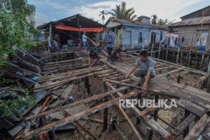 Rumah Panggung Rusak Akibat Angin Puting Beliung