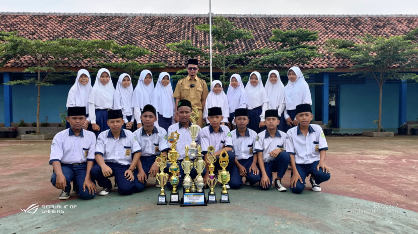 Sejumlah piala yang diraih siswa SMP IT Al Marwat. (Istimewa)